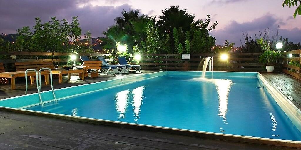 וילה חלום באגם חלום באגם - החצר והבריכה (7).jpg