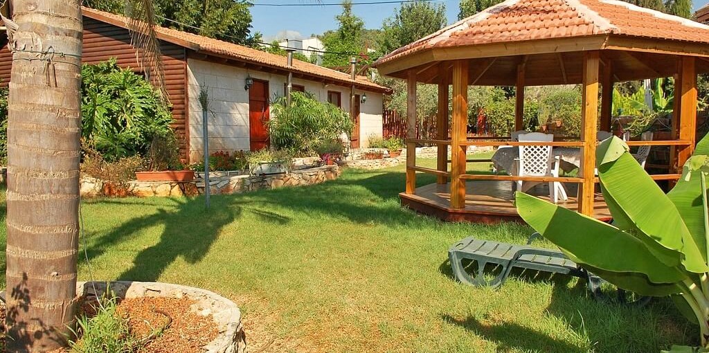 וילה חלום באגם חלום באגם - החצר והבריכה (5).jpg