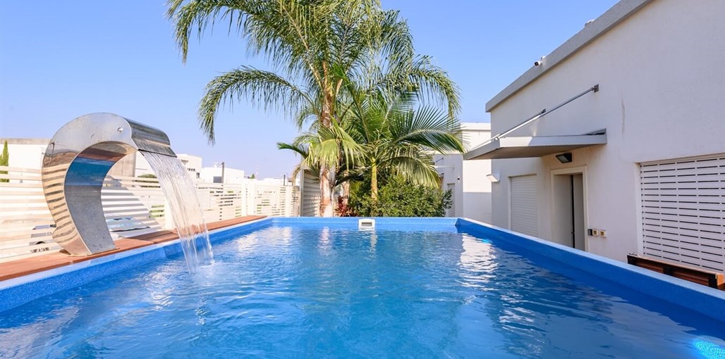 אורית בגלבוע חצר חדש (2).jpg