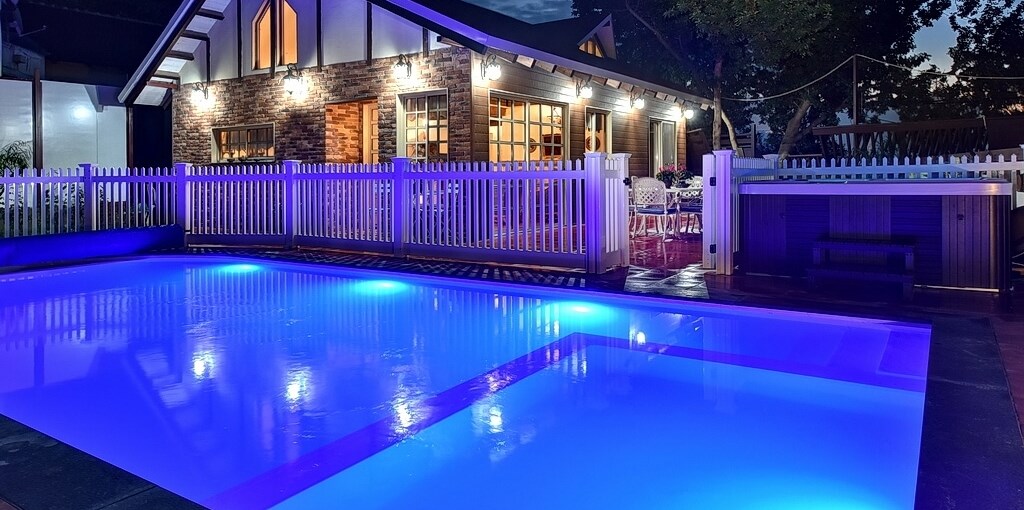 וילת השושנים וילת השושנים - החצר והבריכה (8).jpg