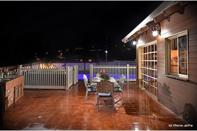 וילת השושנים - החצר והבריכה