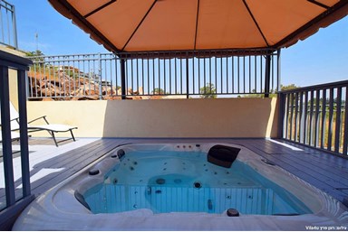 וילה אחוזת אגם כנרת - הבריכה הג'קוזי והחצר