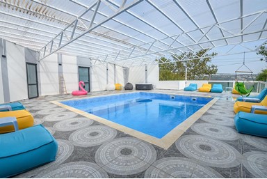 וילה אחוזת רוזנוולד  - החצר הבריכה והג'קוזי