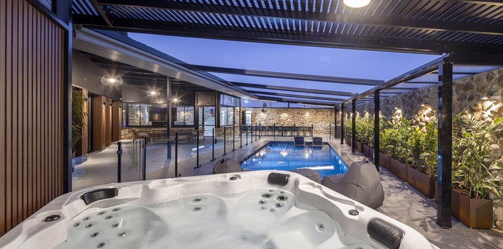 אירוח יוקרתי גלאס האוס - Glass House חוץ.jpg