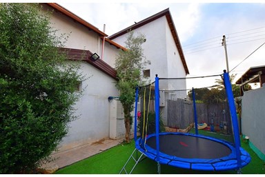 וילה הדר ומהודר - החצר והבריכה