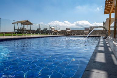 וילה אחוזת אדמה - החצר, הבריכה והנוף