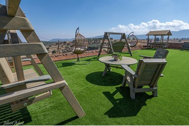 וילה אחוזת אדמה - החצר, הבריכה והנוף