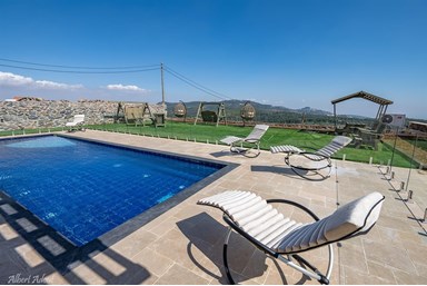 וילה אחוזת אדמה - החצר, הבריכה והנוף