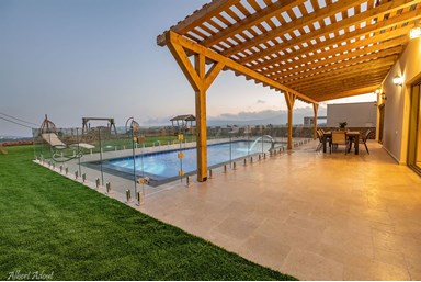 וילה אחוזת אדמה - החצר, הבריכה והנוף