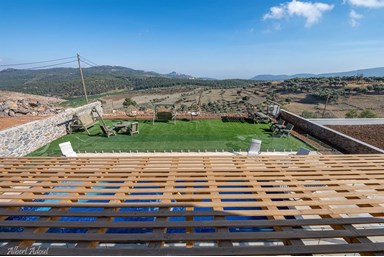 וילה אחוזת אדמה - החצר, הבריכה והנוף