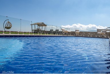 וילה אחוזת אדמה - החצר, הבריכה והנוף