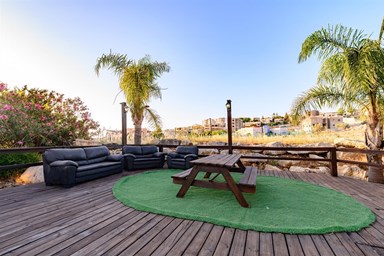 וילה אריאל - החצר, הבריכה והג'קוזי 