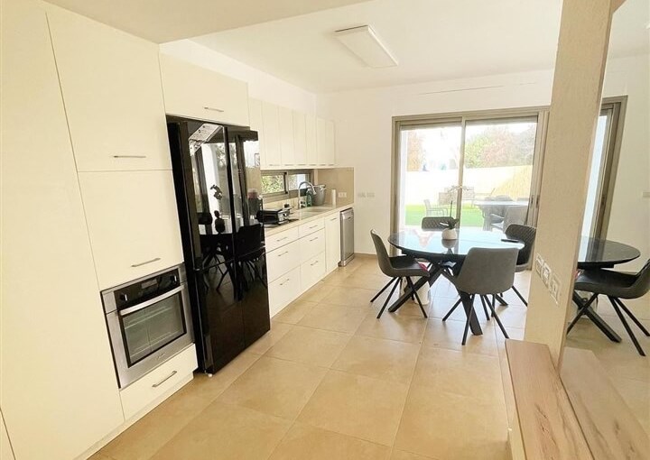 הבית בחוף הזהב פנים (1).jpg