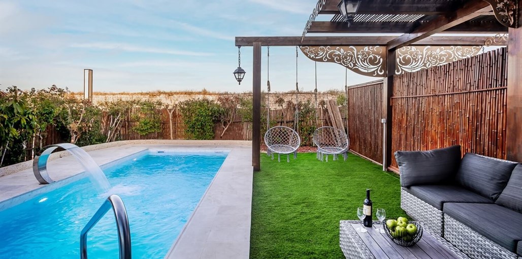 אקוודוקט גן בריכה - החצר והבריכה (3).jpg