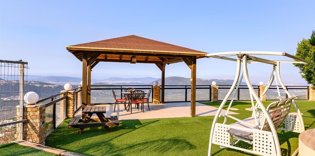 וילת האגם הכחול החצר (5).jpg