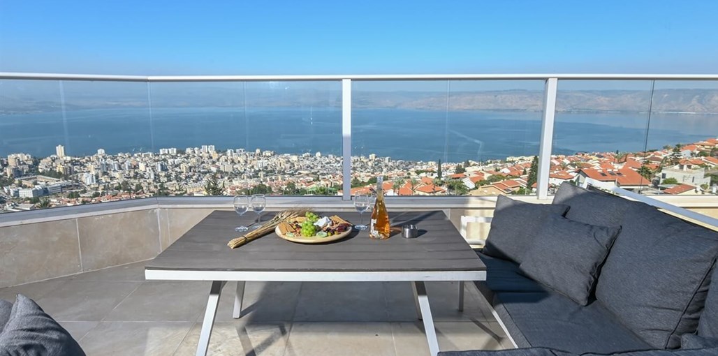 וילה סה לה וי החצר והמרפסת (6).jpg