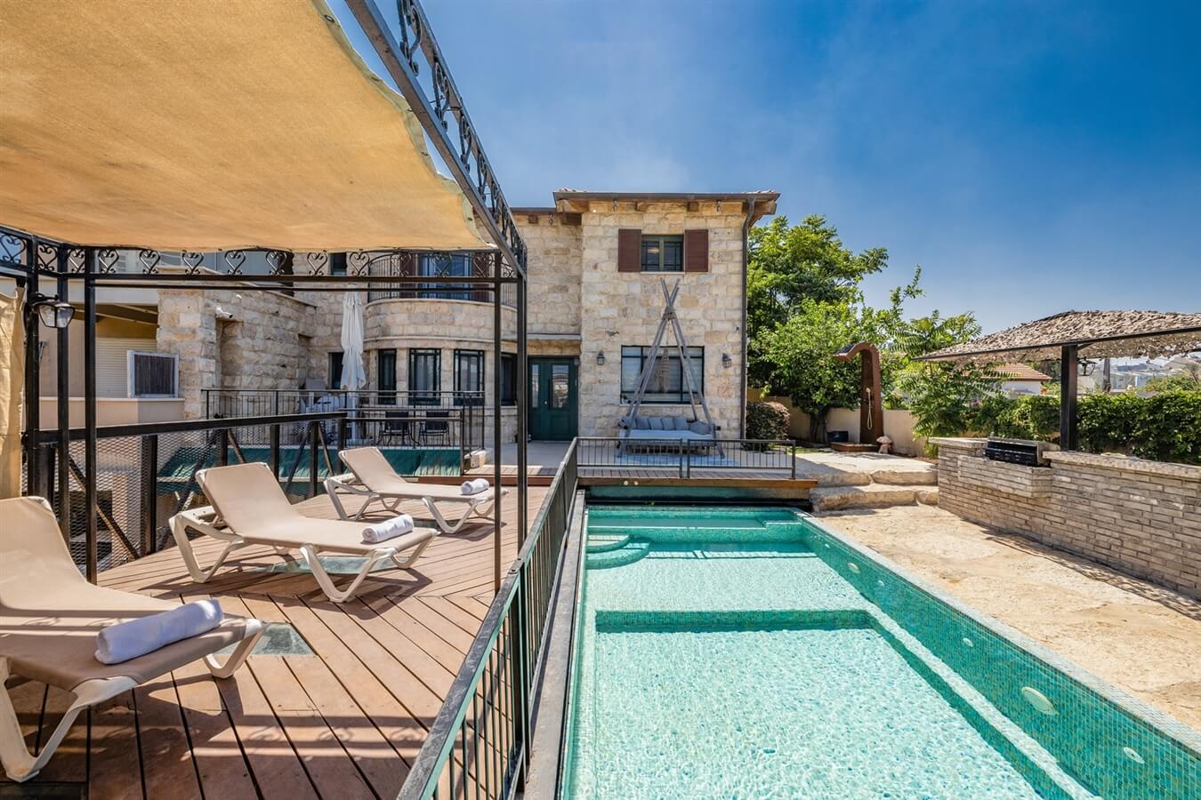 אחוזת בלוביי - Blyebay Mansion