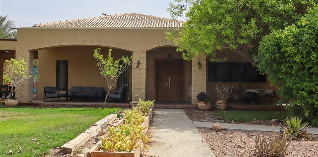 סוף העולם שמאלה - וילה מדברית בערבה חוץ (2).jpg